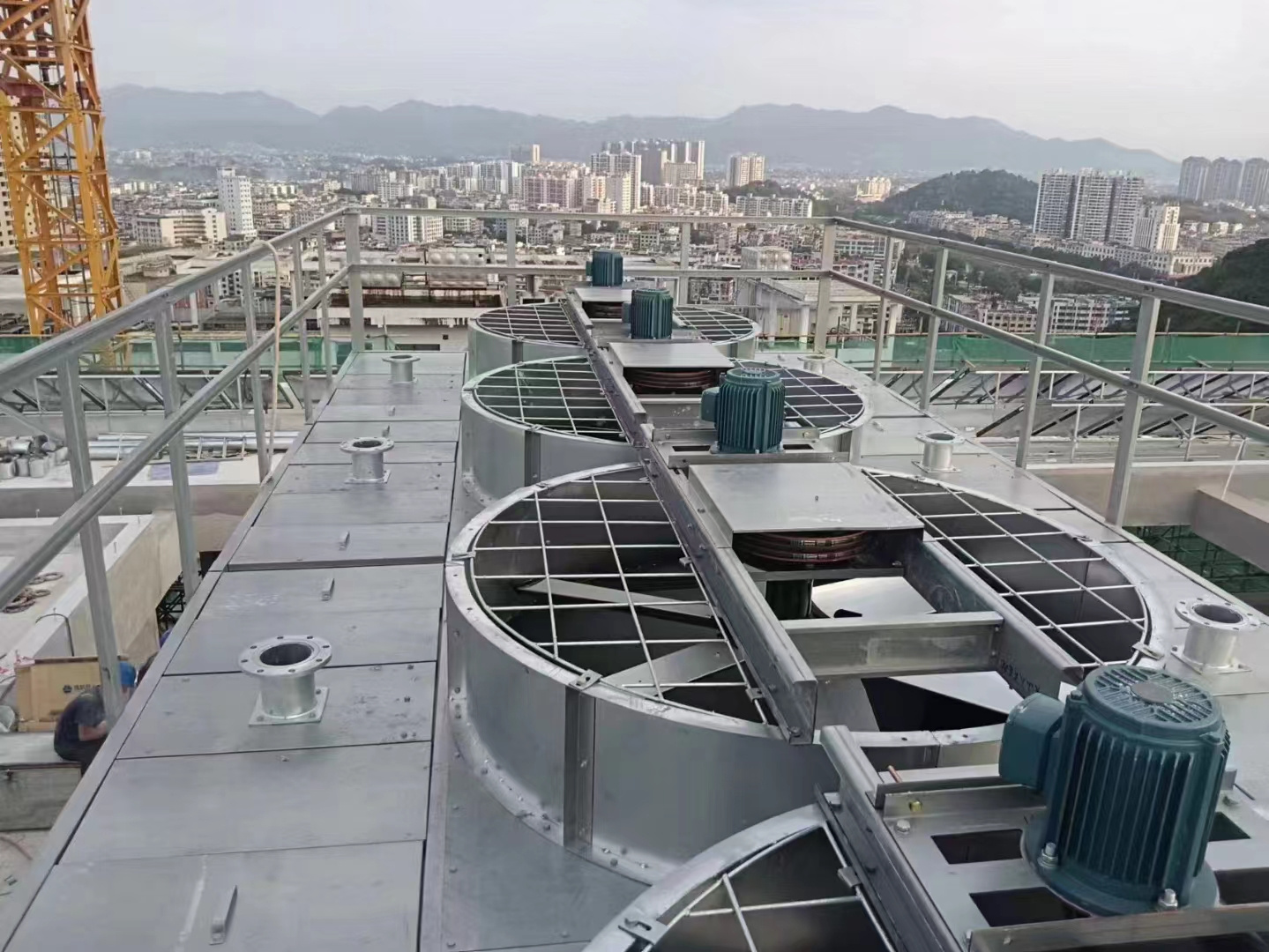 如何給工業(yè)冷卻塔涂刷底漆(冷卻塔刷漆視頻)